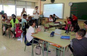 Alumnos de los colegios públicos Bernat de Sarrià y Mirantbò asisten a un taller sobre Igualdad