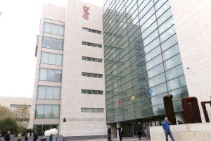 Demanen 16 anys de presó a un home que va gravar a dones mentre feien les seues necessitats a Paterna