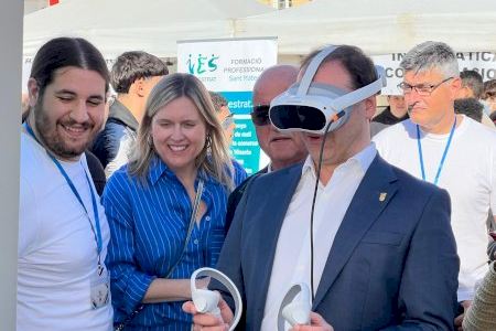 Centenares de vecinos y vecinas de Vinaròs de toda la comarca se acercan hasta la XX Feria de la Oferta Formativa