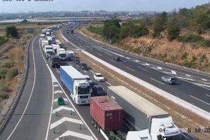 Intensas retenciones en la A-7 entre Puçol y Sagunto por un accidente