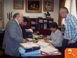 El Ayuntamiento firma un convenio de colaboración con el Col.lectiu pro defensa de l’Albà